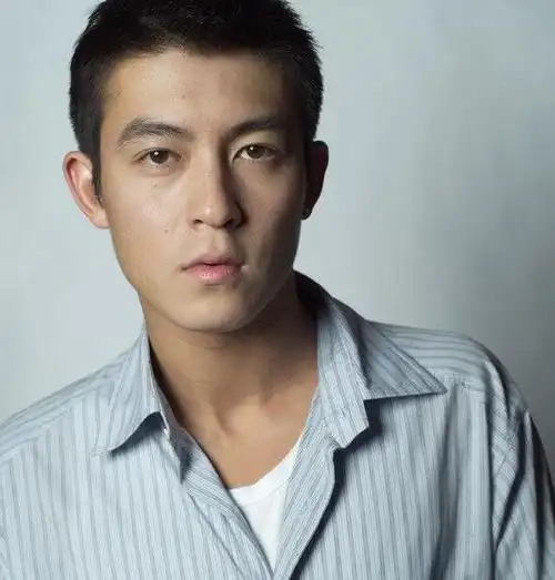 陈冠希|38岁陈冠希问会不会唱歌演戏?个性的飞机发型也难掩沧桑