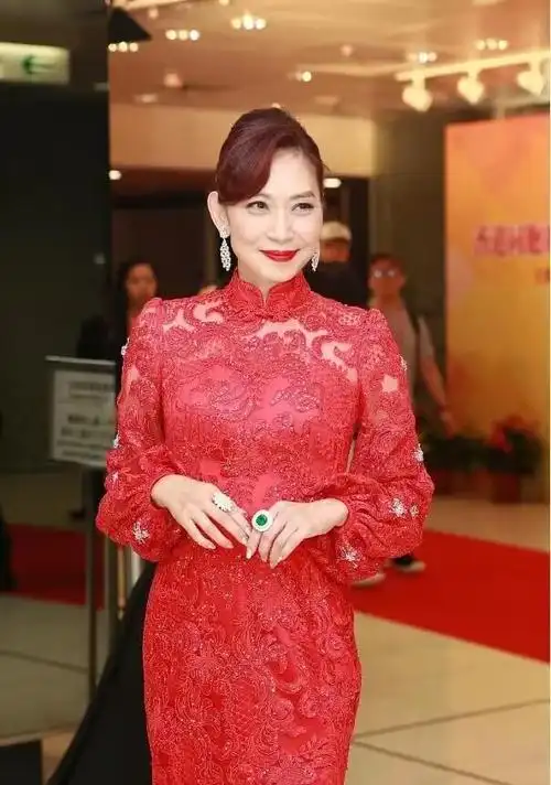 邝美云的身材太绝了裙子这么紧都没勒出赘肉真不像60岁