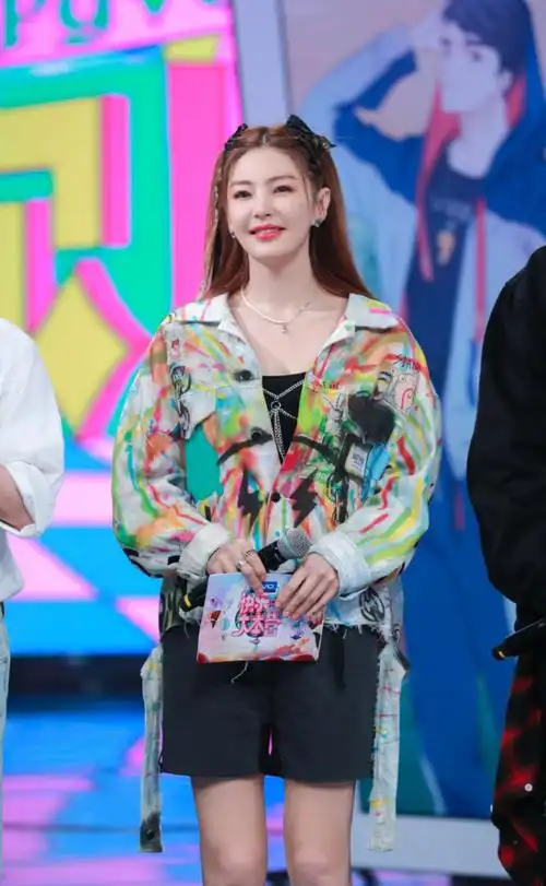 张雨绮主持快本比谢娜还任性衬衫开线还在穿配运动短裤就出镜