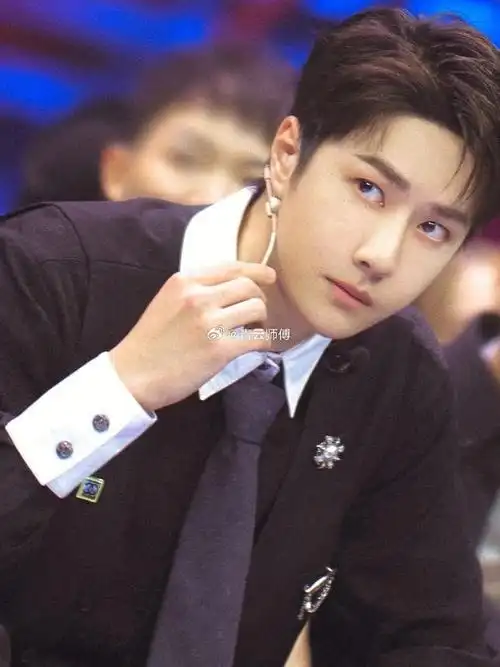 王一博素颜#  王一博  八字  丁丑 丁未  己卯    身旺格局,事铱耨