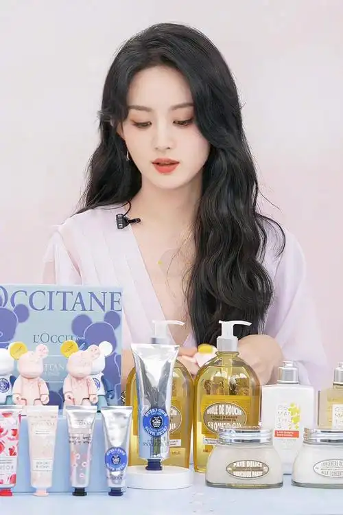 赵丽颖卷发纱裙越看越耐看,耐看和第一眼美女你喜欢哪个?