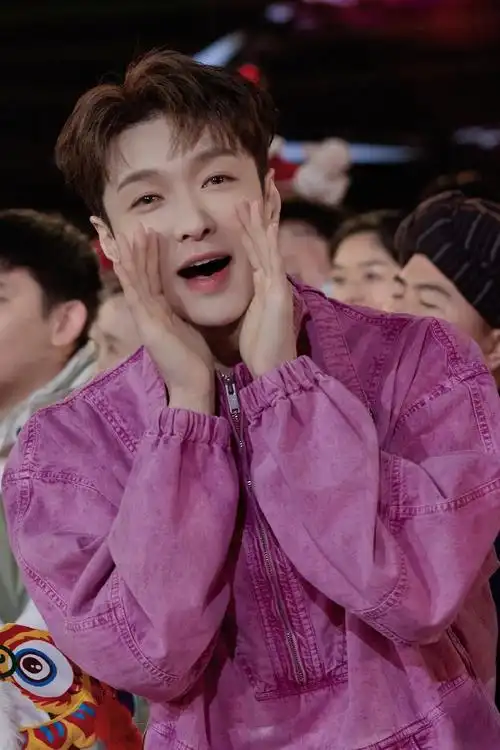 张艺兴十字路口跳舞