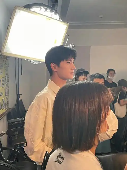 杨洋超话#杨洋害羞镜头#  杨洋害羞时捂嘴歪头的动作直接俘获了我的心