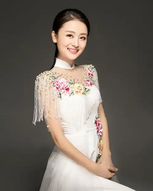 p data-id="go8hbljvtn"> b>黄艳 /b>,中国内地女歌手,毕业于 a