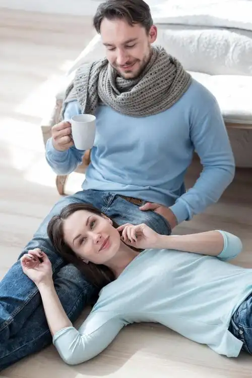 床上在看测孕棒的情侣