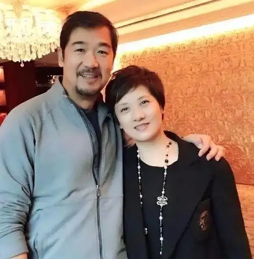 张国立|罗秀春:花7年捧红张国立,离婚后和儿子抱头痛哭,如今怎样了