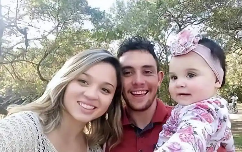 随着时间一天天过去,弗兰克艾伦的肚子越来越大,家里的欢笑声也越来越