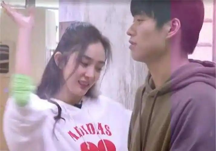 杨幂魏大勋恋情又添实锤?穿情侣鞋戴情侣帽,一起逛街._工作_节目_回应