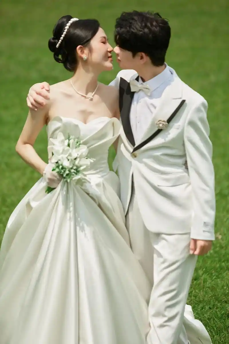 珠海婚纱照  高尔夫球场草坪婚纱照.风格:森系 清新 唯美  - 抖音