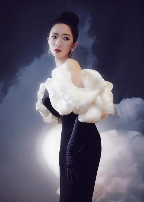 孟美岐立体花卉抹胸长裙造型##微博音乐盛典明星红毯造型