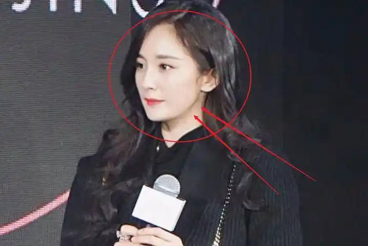 杨幂出席活动现场活动生图被曝光这状态确定有34岁