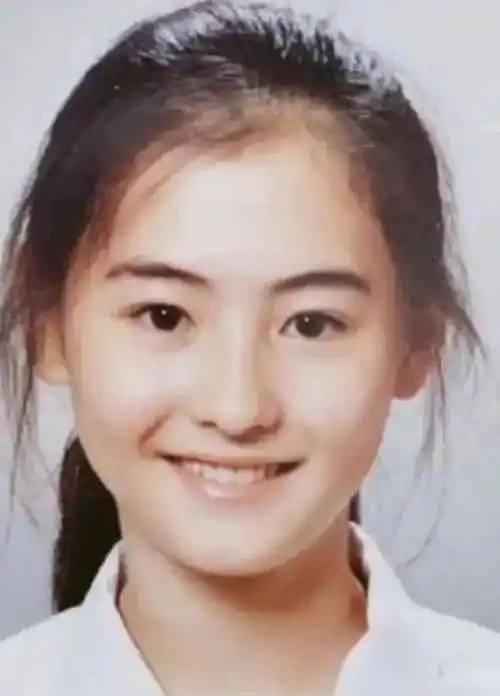 小林青霞虽然顶着"小张曼玉"的名号出道,却很有自己的长相特点,比起面