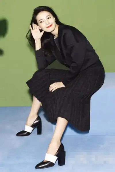 黑色长袖打底裙   重工钉珠pu装饰裙   v字口绒面高跟鞋 高圆圆大婚