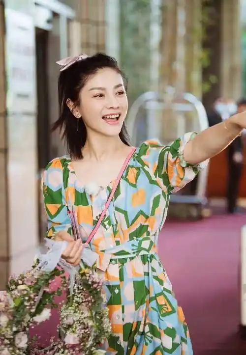 近日,沙溢的妻子胡可的性感写真曝光,美貌与才华兼具,让人们为之倾倒.