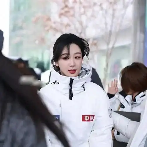 明星近照让我释然不再焦虑满脸油卡粉长痘和皱纹问题