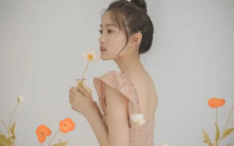 汤梦佳甜美迷人写真桌面壁纸