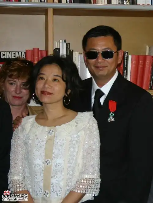 图文:王家卫被授勋-王家卫和夫人授勋仪式上