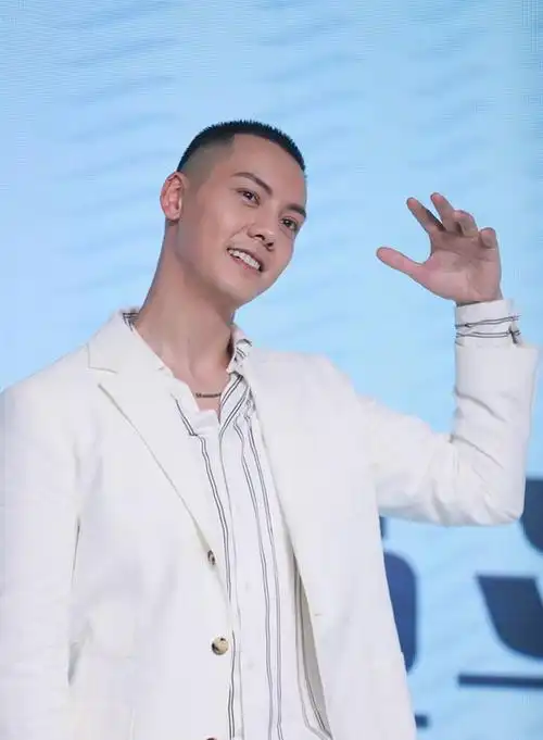 陈伟霆的"荷尔蒙"气质低调不了,寸头配白西装,不正派反倒帅气|发型