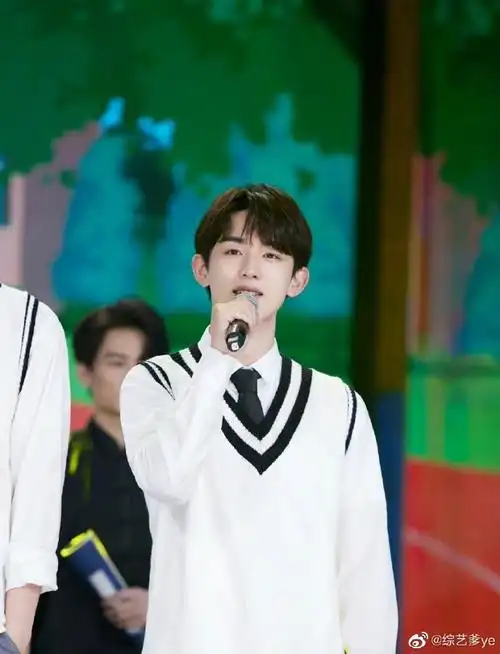 郭俊辰16岁校服照好青涩##郭俊辰16岁校服照好青涩