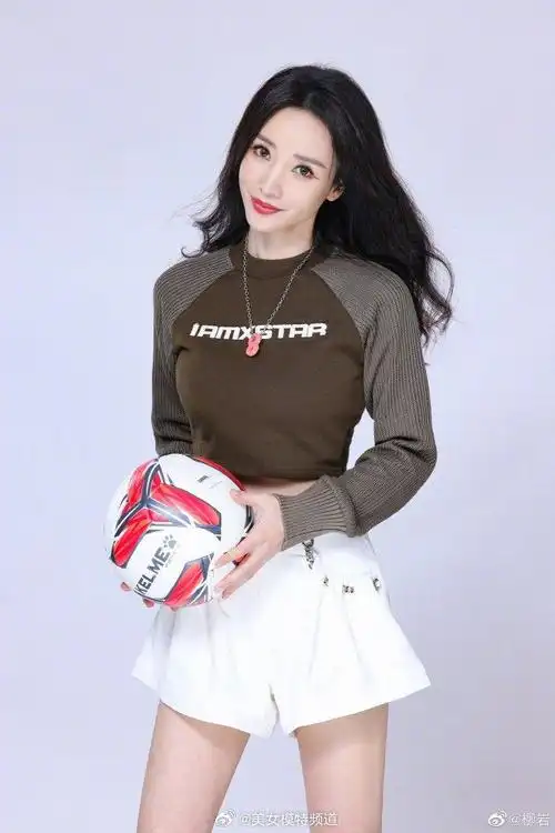 柳岩新写真化身足球宝贝状态青春身材性感