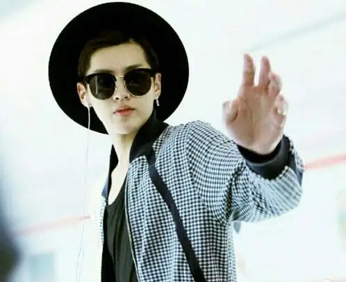 【图】吴亦凡机场白菜玩偶 狂拽酷炫吊炸天