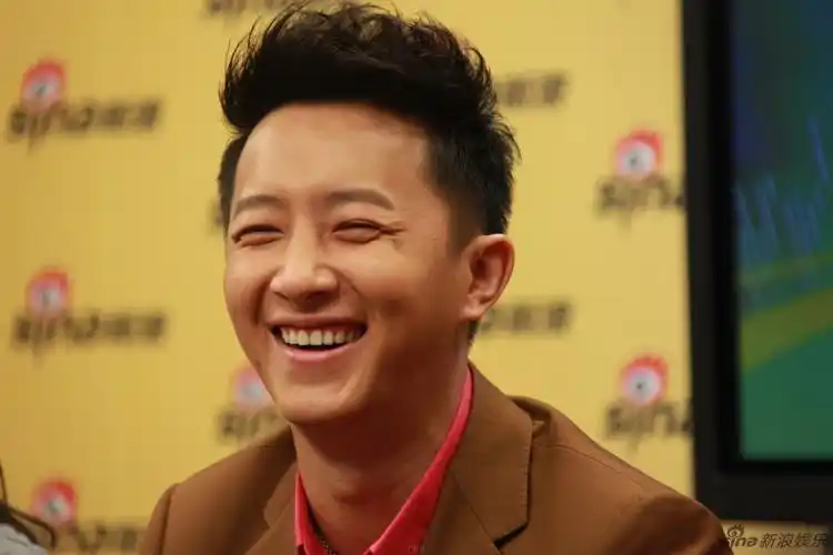 韩庚开怀笑[16/34]组图:赵薇携《致青春》主创做客新浪娱乐-明星写真