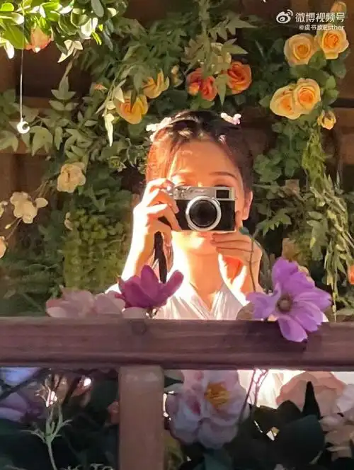 喜欢把自己觉得美好的事物用相机记录下来  特别热爱生活的一个小女孩