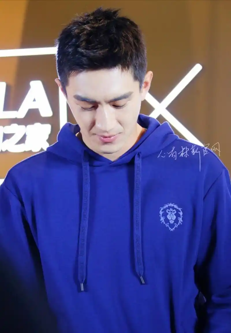 林更新最新造型,寸头亮相,有网友觉得皮肤好白,属实羡慕.