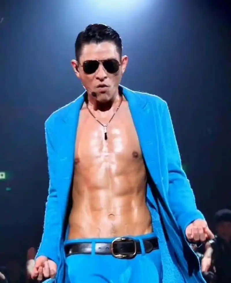 61岁刘德华腹肌照,这是小伙子吗?荷尔蒙爆棚!