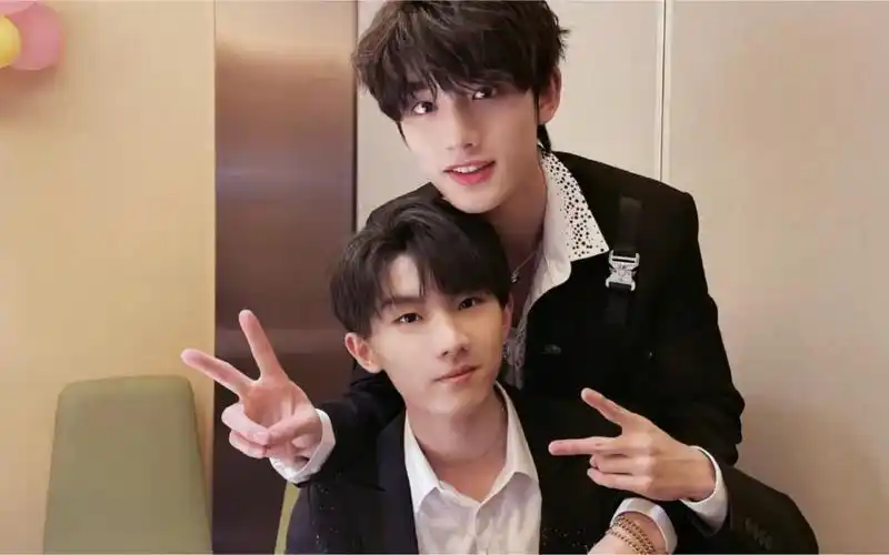 时代少年团马嘉祺丁程鑫有没有和我一样想吐槽时代峰峻的后期剪辑举个