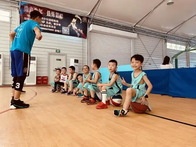 以健康快乐为目的:兴趣培养,提高孩子独立性由专业篮球教练授课:科学