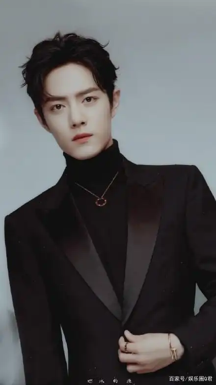 银与黑的碰撞!肖战黑色西装与银发造型,哪个更好看?