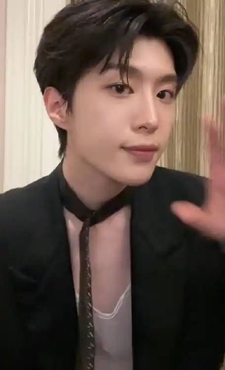 范丞丞最新手势舞视频送达 黑西装造型的帅气丞丞上线