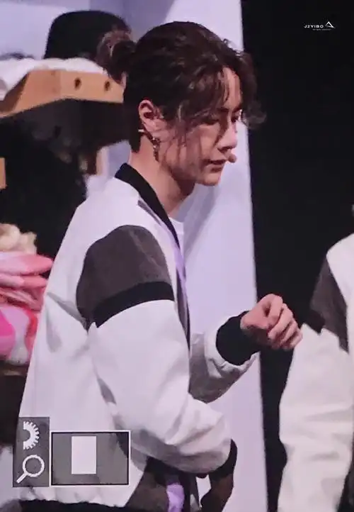 浙江卫视春季盛典何时还能再看丸子头的王一博@uniq-王一博