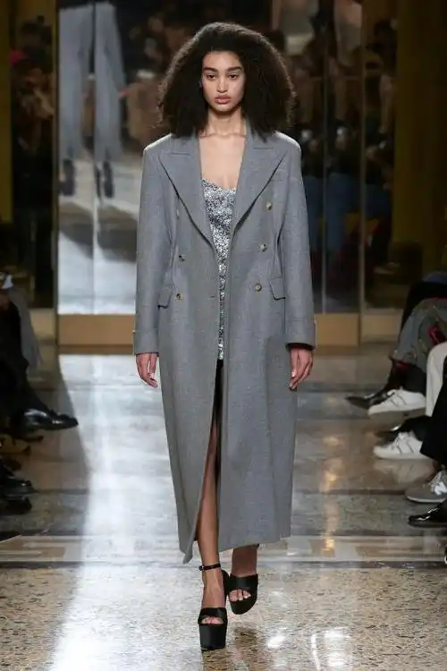 冬季穿「大衣 裙子」,时髦显气质-服装潮流搭配-cfw服装设计网