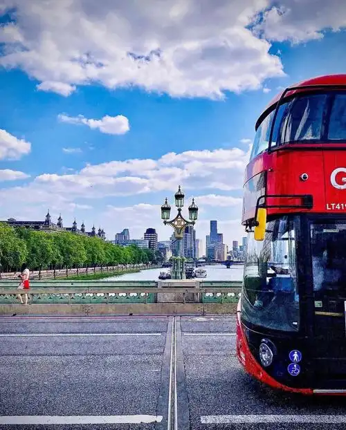 红色bus后面的伦敦