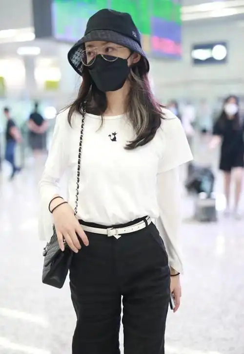 韩雪的身上有女强人气质穿t恤配短裤也能看出气场身材也高级