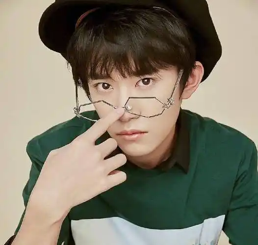 ninepercent与tfboys成员戴眼镜对比,谁最有资质当霸道总裁呢?