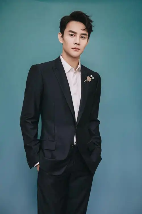 王凯超帅西装写真图片
