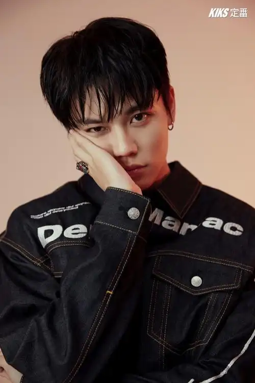 kiks定番#冰山消融之后,@林彦俊在镜头前又展现出了自己暖调的橘色一