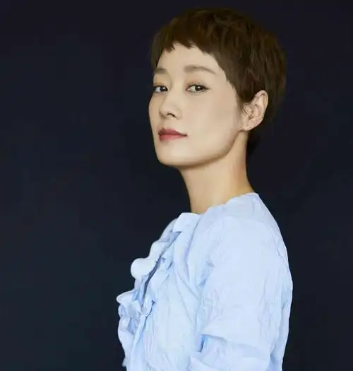 45岁的马伊琍现身机场大花裤配白色衬衫独自推行李太心酸了