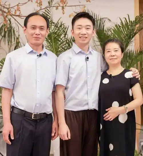 起因是杨迪晒出的合影,杨迪的爸爸妈妈都是双眼皮,可杨迪却是百分百的