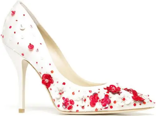 bella belle将梦幻的蕾丝缝制成婚鞋,唯美又具有童话感,花朵和水晶