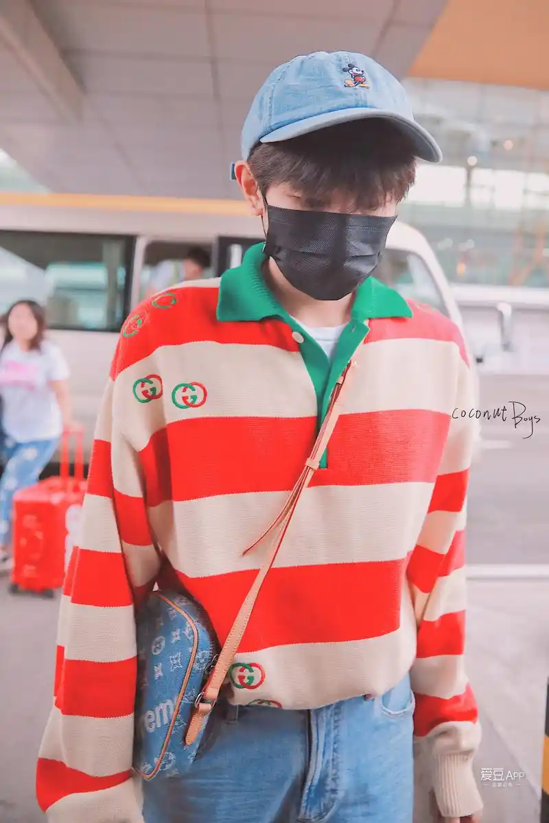 王源现身北京机场飞重庆 草莓味的牛奶源散发可爱