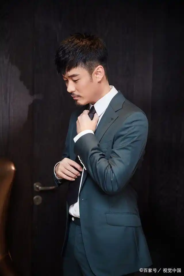 陈赫惊喜颁奖传递电竞正能量 留胡子扯领带又痞又帅man味十足