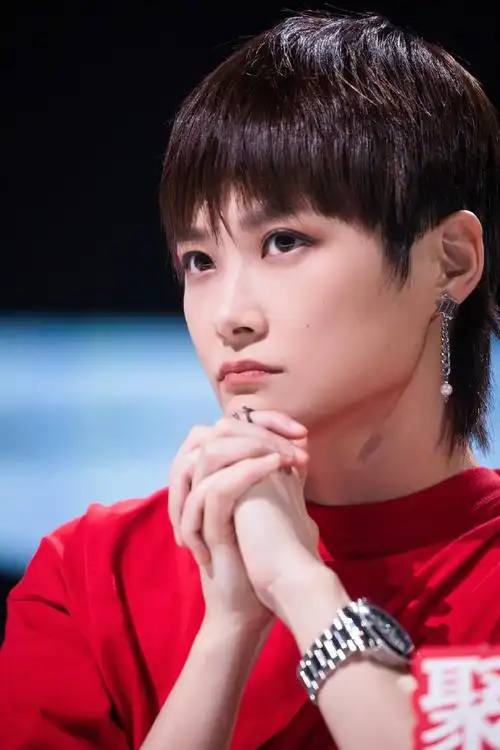 说唱新世代##李宇春中国红连体短裙套装