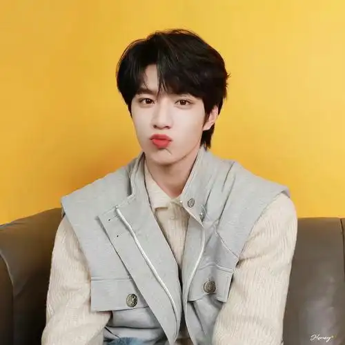 刘耀文嘟嘴比耶照来啦刘耀文你真的不要太可爱啦