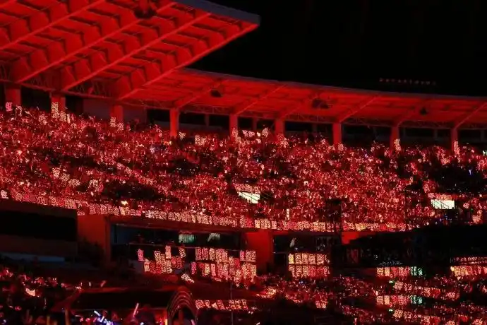 这就是易烊千玺的演唱会视角:灼灼红海三千里～台上台下都红的耀眼!