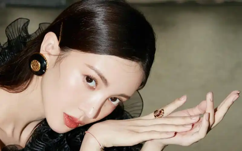 金晨性感露肩写真桌面壁纸