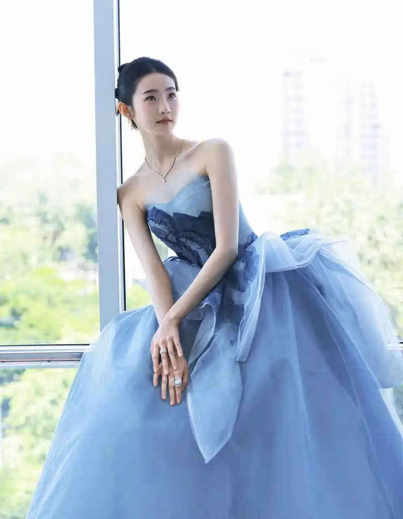 张艺凡 怡然自在,描绘不凡诗意, 张艺凡蓝色抹胸长裙造型, 肩颈线条